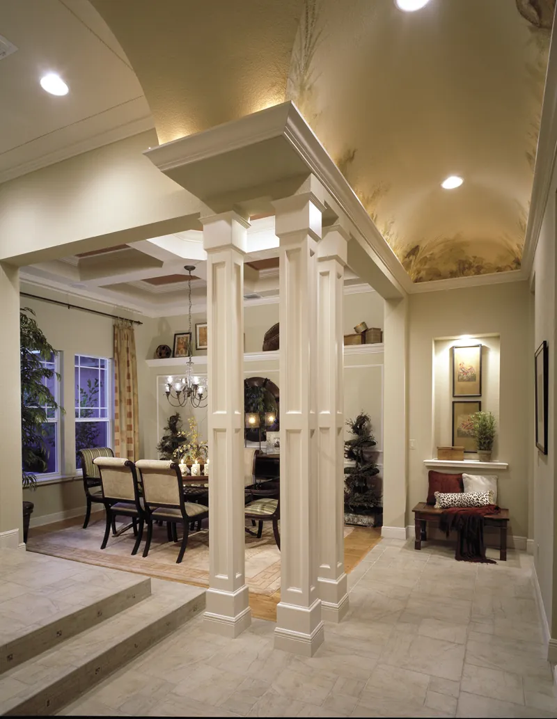 Luxurious formal dining room with open atmopshere and stylish columns.