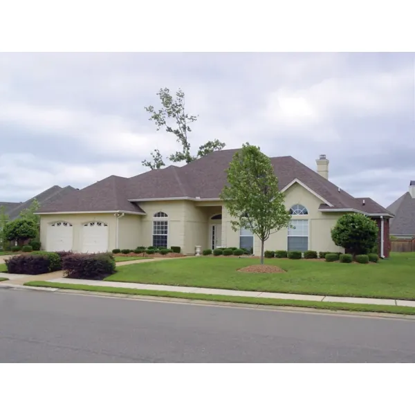 Arch Windows Decorate The Exteror Of This Stucco Ranch Home