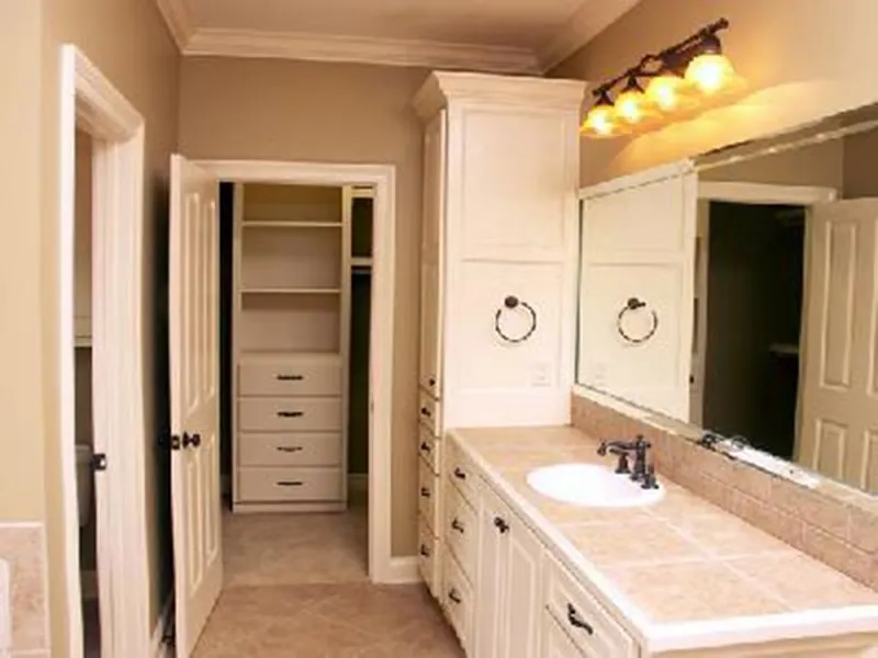Ranch House Plan Bathroom Photo 01 - Barron Arts And Crafts Home 077D-0142 - Search House Plans and More